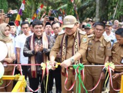 Bupati Musa Ahmad Resmikam Jembatan Gantung Kampung Gunung Haji