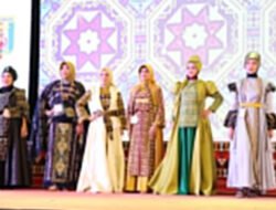 Fashion Show Mulei Meghanai dan Ibu – ibu DWP Unit Perangkat Daerah Lamteng